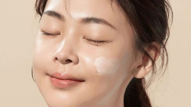 Chăm sóc da khỏe mạnh trước khi sử dụng kem nền cho da nhạy cảm