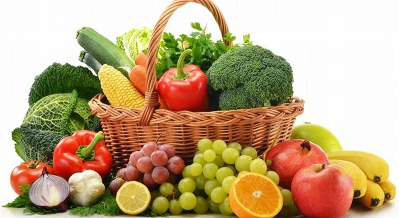 Bổ sung rau xanh, uống nhiều nước giúp bạn giảm mụn hiệu quả