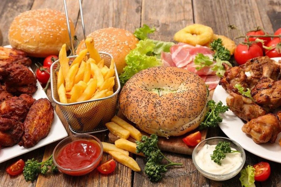 Kiêng ăn gì khi bị mụn bọc? Thực phẩm cay nóng, thịt đỏ là những món ăn bạn nên hạn chế