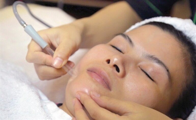 Lưu ý không nên sử dụng máy hút mụn cám quá 2–3 lần mỗi tuần để tránh gây kích ứng hoặc làm mỏng da.