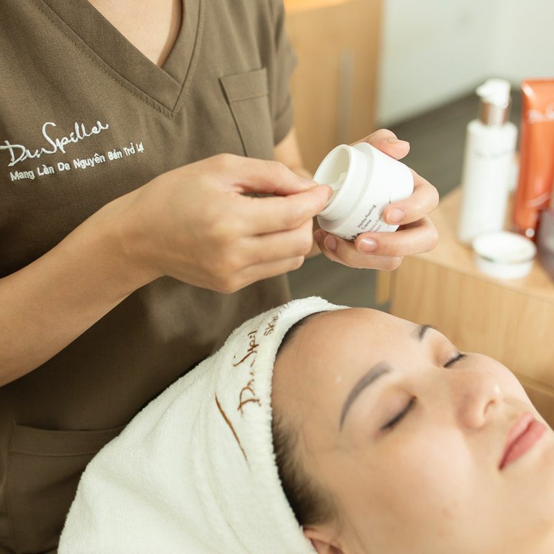 Tẩy da chết, làm sạch đúng cách giúp hạn chế mụn ẩn dưới da ở quai hàm hiệu quả