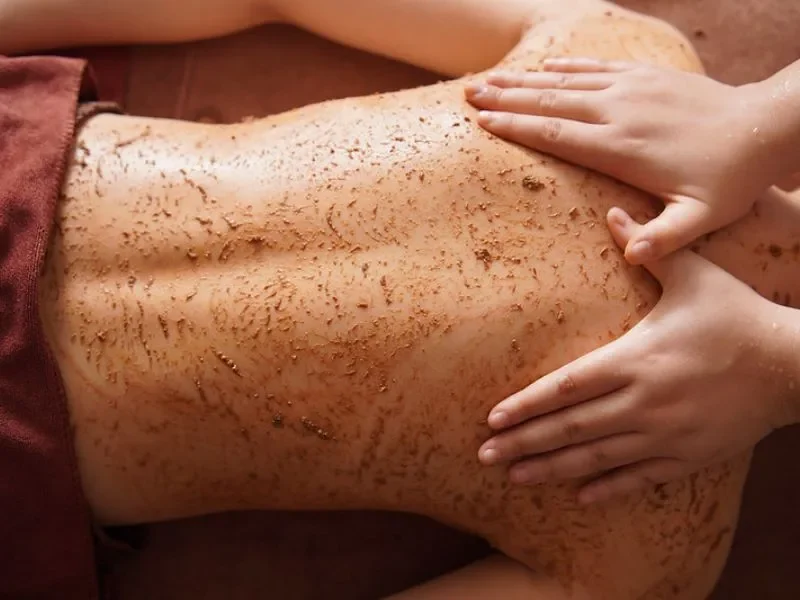 Tùy vào tình trạng da cụ thể, chuyên gia da liễu sẽ xây dựng phác đồ điều trị phù hợp nhằm kiểm soát tốt mụn cám ở lưng, giảm thiểu tái phát và phục hồi làn da mịn màng, khỏe mạnh.