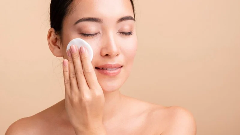 Chính vì vậy, việc hình thành thói quen tẩy trang đúng cách, kỹ lưỡng mỗi ngày là nền tảng bảo vệ làn da khỏe mạnh, ngăn ngừa mụn và các dấu hiệu lão hóa sớm.