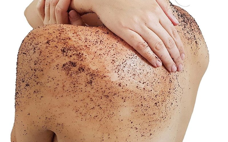 Tẩy da chết thường xuyên giúp ngăn ngừa mụn lưng ở tuổi dậy thì nữ