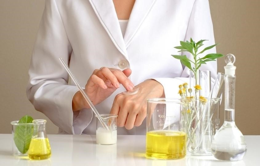 Mỹ phẩm chứa cồn có hại cho da không? Tìm hiểu các loại cồn trong mỹ phẩm