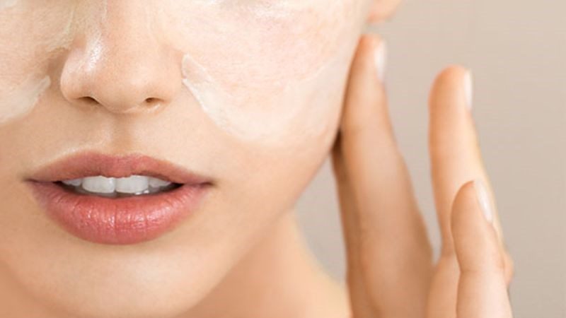 Nên tẩy da chết trước hay rửa mặt trước?