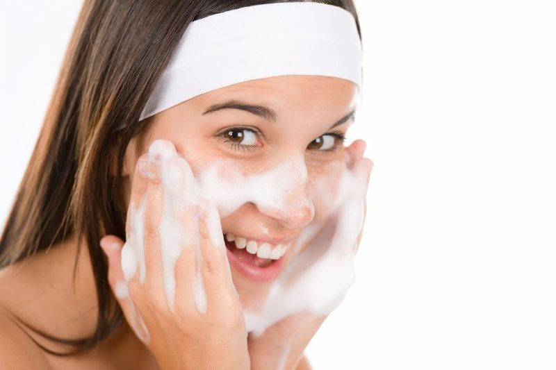 Các bước chăm sóc da đúng cách khi tẩy da chết và rửa mặt