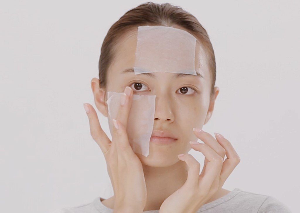 Để giảm thiểu tác động của môi trường, bạn cần bảo vệ da khỏi các tác nhân này bằng cách sử dụng kem chống nắng, làm sạch da đúng cách và giữ da luôn thông thoáng.