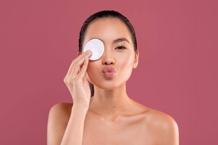 Đừng quá tin tưởng vào cảm giác sạch ngay tức thì; điều quan trọng là làn da không có dấu hiệu tổn thương sau khi tẩy trang.