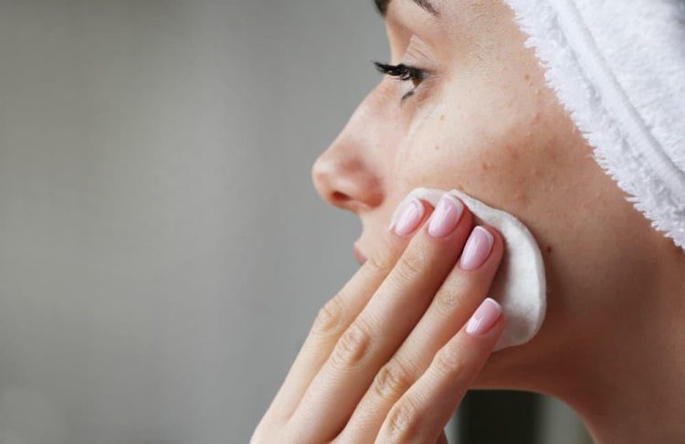 Sau khi tẩy trang, da dầu vẫn cần được chăm sóc đúng cách để duy trì độ sạch, giảm nhờn và ngăn ngừa mụn hiệu quả. Dưới đây là một số nguyên tắc cần lưu ý:
