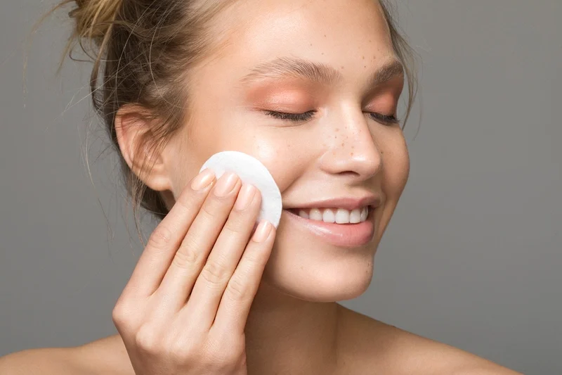 Khi lựa chọn nước tẩy trang cho da mụn, bạn cần lưu ý một số điểm quan trọng để bảo vệ da hiệu quả