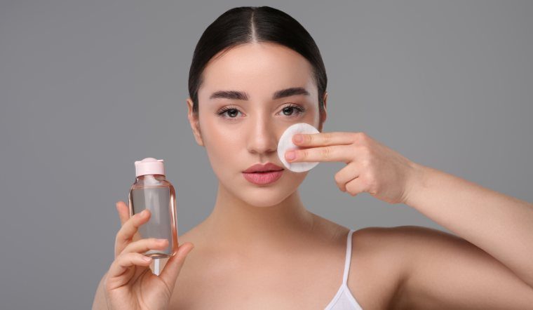 Không chỉ đảm bảo không gây kích ứng, một sản phẩm nước tẩy trang chất lượng còn cần chứa các thành phần hỗ trợ làm dịu và phục hồi da hiệu quả.