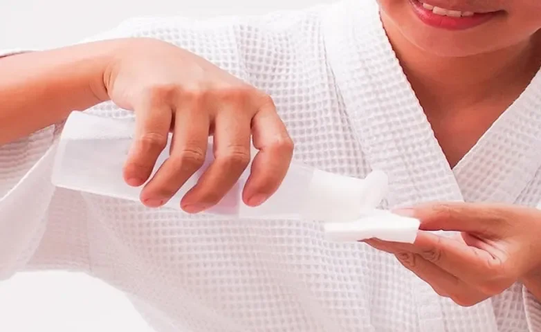 Việc sử dụng nước tẩy trang chuyên biệt không chỉ giúp loại bỏ lớp makeup, bụi bẩn, dầu thừa mà còn là bước đệm giúp da dễ hấp thụ dưỡng chất từ các sản phẩm tiếp theo.