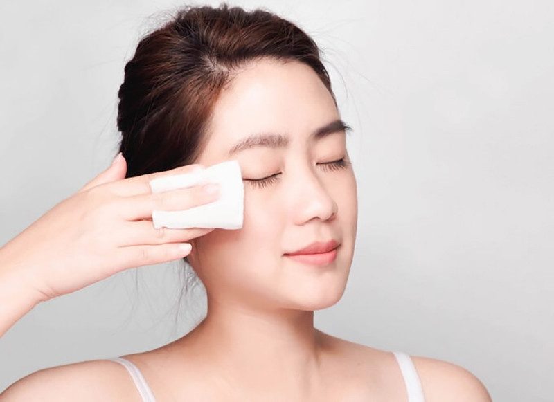 Tại sao nên dùng nước tẩy trang làm dịu da