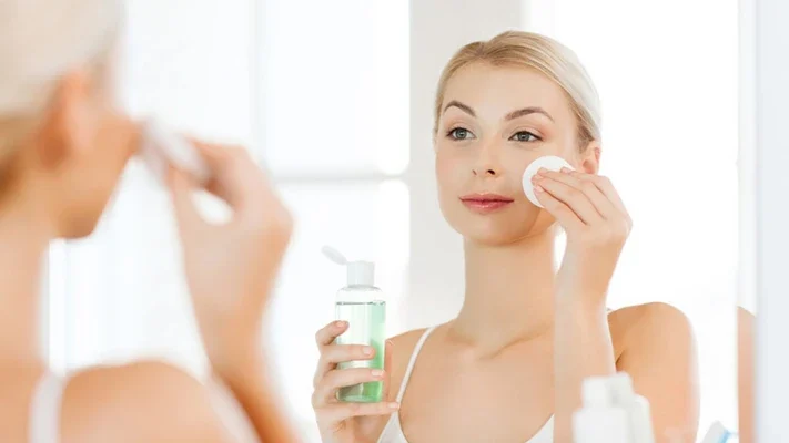 Dưới đây là một số thành phần quan trọng mà bạn cần tìm kiếm trong nước tẩy trang kiềm dầu cho da dầu mụn
