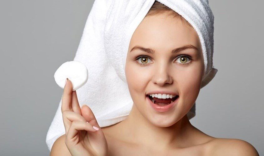 Lợi ích của việc sử dụng nước tẩy trang kiềm dầu cho da dầu mụn