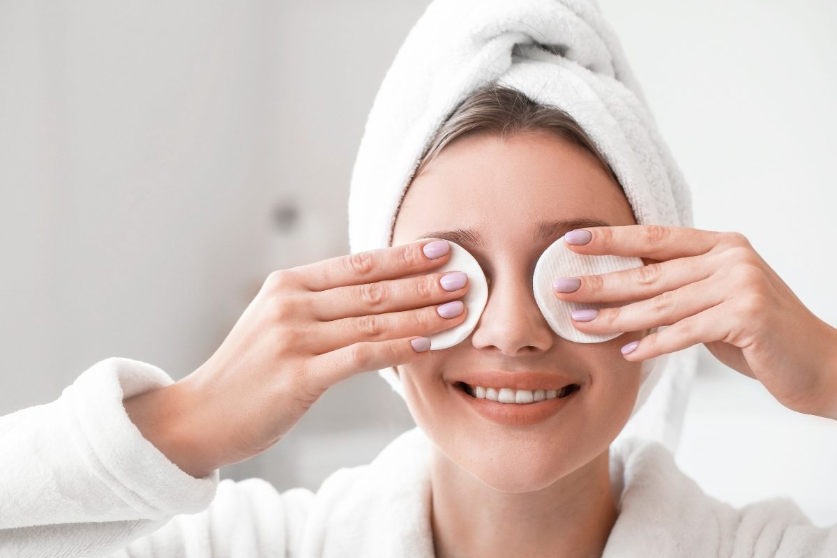 Chọn đúng sản phẩm tẩy trang là bước đầu tiên để kiểm soát tình trạng dầu thừa và mụn. Tuy nhiên, bạn cần lưu ý một số điểm sau để tránh tình trạng “tiền mất tật mang”