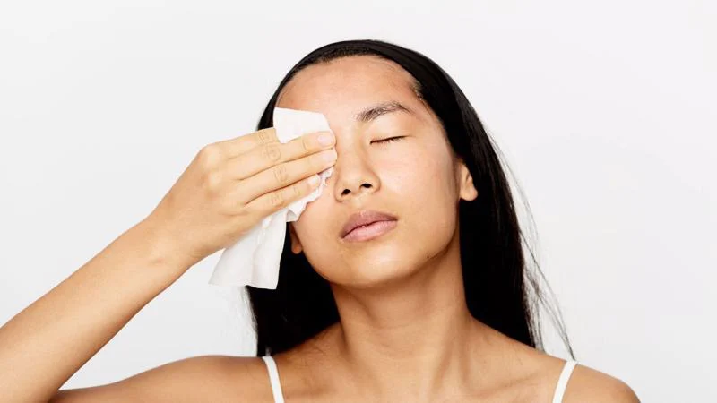 Hiểu rõ các tiêu chí này sẽ giúp người tiêu dùng dễ dàng hơn trong việc chọn ra loại nước tẩy trang phù hợp, đồng thời giảm thiểu tối đa những rủi ro gây hại cho vùng da mắt mỏng manh.