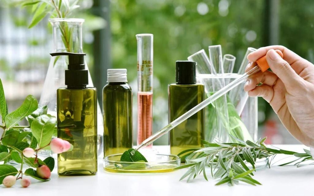 Nhờ vào sự kết hợp giữa các thành phần tự nhiên, nước tẩy trang từ thiên nhiên không chỉ giúp làm sạch mà còn nuôi dưỡng làn da khỏe mạnh.