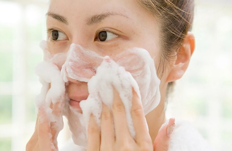 Trong quá trình chăm sóc da sau khi đốt tàn nhang, bạn cần chú ý đến những biểu hiện bất thường để kịp thời xử lý