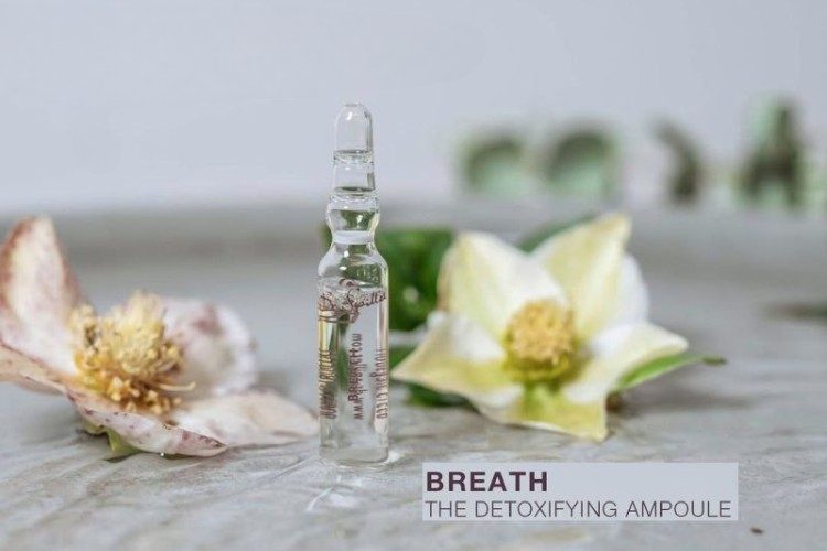 Serum trị mụn đầu đen hoạt động thông qua cơ chế làm sạch lỗ chân lông, giảm viêm và kiểm soát dầu thừa