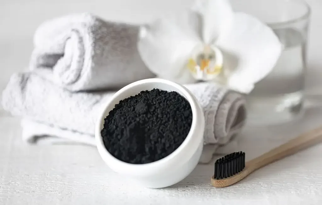 Ngoài ra, nếu bạn làm việc trong môi trường ô nhiễm, da thường xuyên tiếp xúc mỹ phẩm thì việc sử dụng sữa rửa mặt than hoạt tính là lựa chọn lý tưởng để làm sạch chuyên sâu.