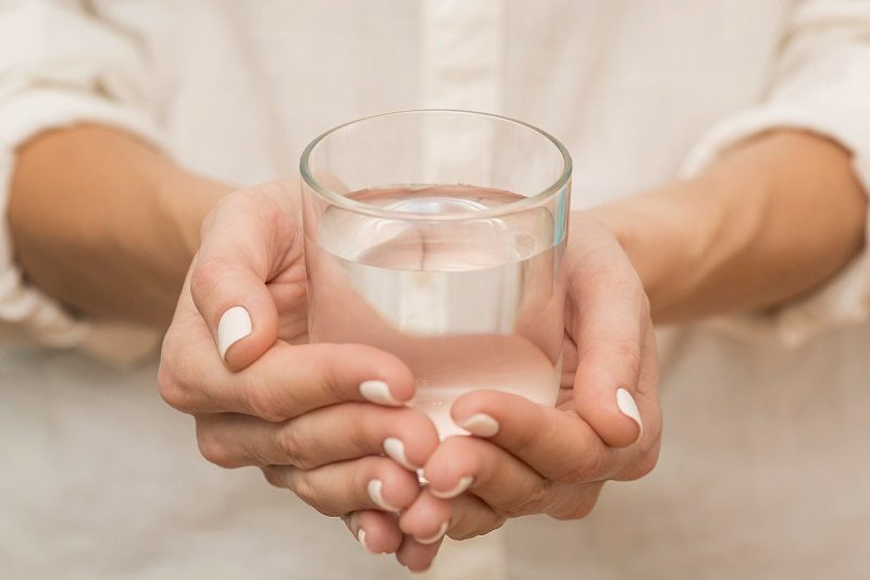 Đặc biệt với người ăn nhiều chất xơ, việc bổ sung đủ nước là điều kiện tiên quyết để chất xơ phát huy tác dụng làm sạch đường ruột và đào thải chất cặn bã một cách trơn tru.