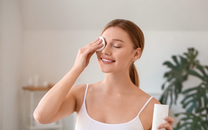 Khi lựa chọn phương pháp tẩy trang thay thế nước tẩy trang, bạn nên ưu tiên những nguyên liệu từ thiên nhiên, an toàn và lành tín