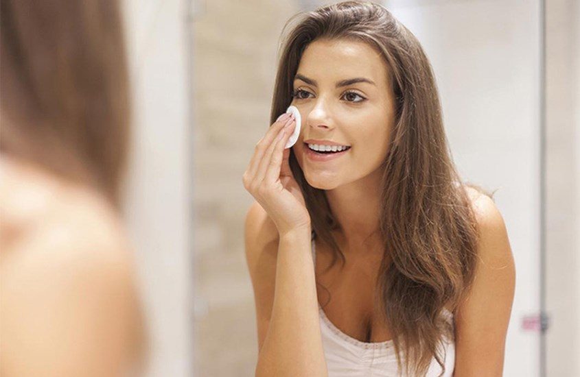 Không ít người cho rằng chỉ cần tẩy trang khi có lớp trang điểm dày. Đây là quan niệm sai lầm phổ biến khiến da bị tổn thương âm thầm mỗi ngày. Dưới đây là các trường hợp bạn cần phải tẩy trang mỗi ngày, dù không dùng mỹ phẩm.