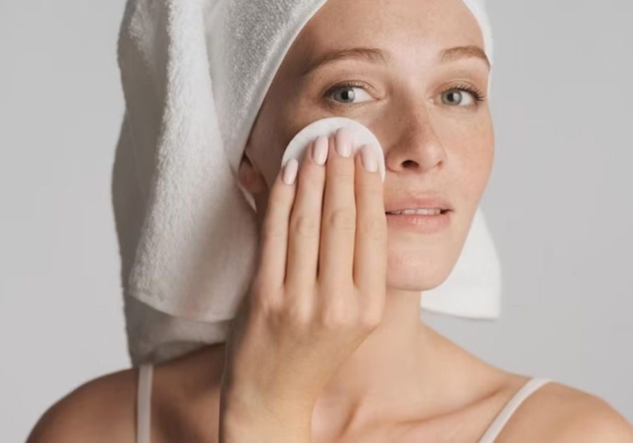Việc tẩy trang đúng thời điểm sẽ giúp da thông thoáng, dễ hấp thụ dưỡng chất và giữ được sự tươi tắn, khỏe mạnh lâu dài.