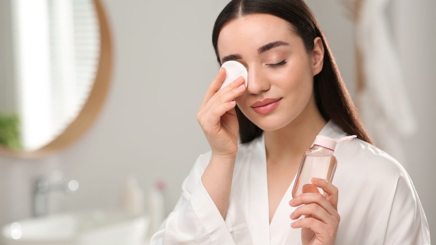 Cả hai loại tẩy trang đều có những ưu điểm và nhược điểm riêng, vậy khi nào nên sử dụng tẩy trang dạng nước và khi nào nên sử dụng tẩy trang dạng dầu?