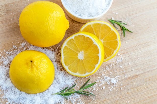 Kết hợp phương pháp trị mụn bằng chanh và muối với sản phẩm chăm sóc mụn chuyên nghiệp