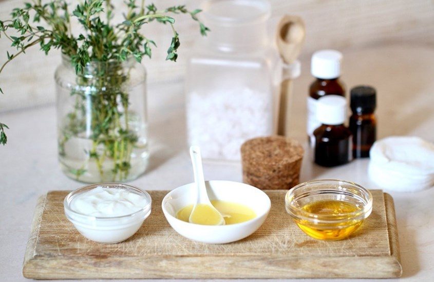 Tuy nhiên, cần lưu ý rằng không phải loại da nào cũng phù hợp với dầu oliu. Người có làn da quá dầu hoặc dễ bít tắc lỗ chân lông nên thận trọng khi áp dụng phương pháp này.
