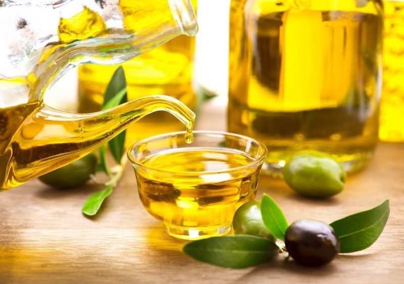Kết hợp phương pháp trị mụn bằng dầu oliu với sản phẩm chăm sóc da chuyên nghiệp