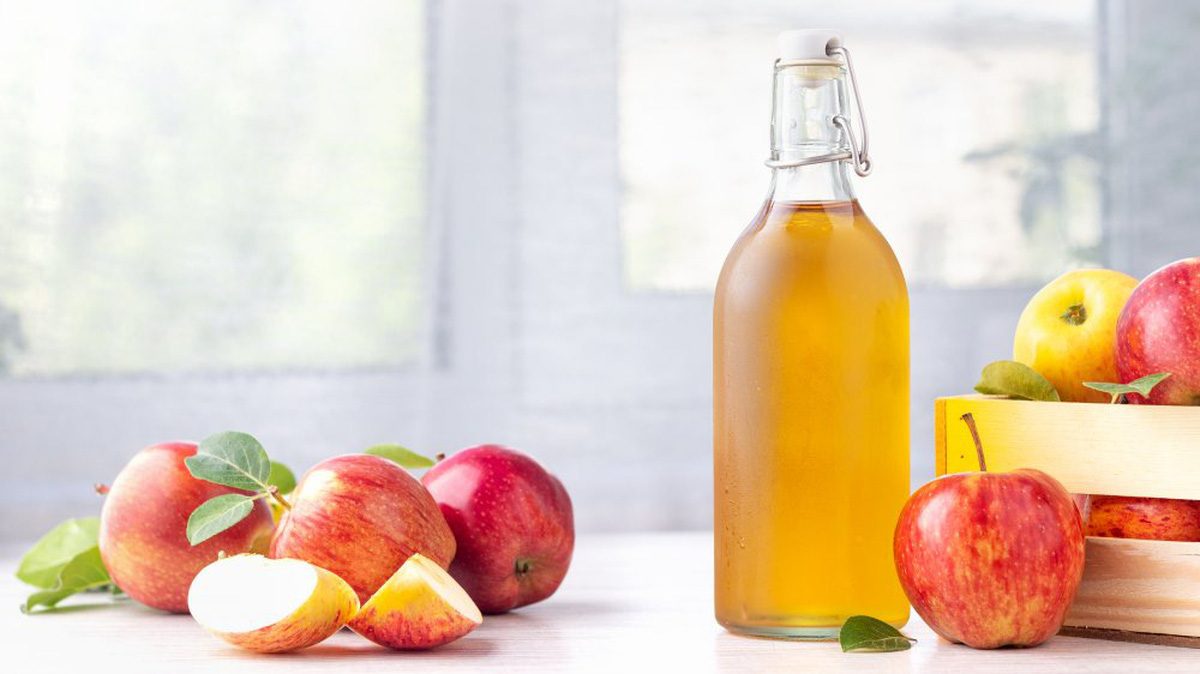 Giấm táo có độ pH thấp (tính axit), khi pha loãng đúng cách sẽ giúp cân bằng lại lớp màng axit tự nhiên trên da – yếu tố quan trọng trong việc duy trì làn da khỏe mạnh và chống lại vi khuẩn gây mụn.
