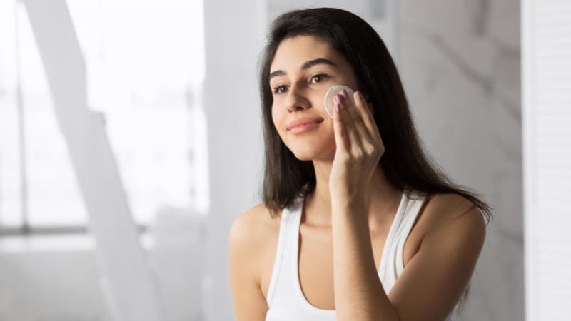 Trị mụn bằng nước muối có hiệu quả không?