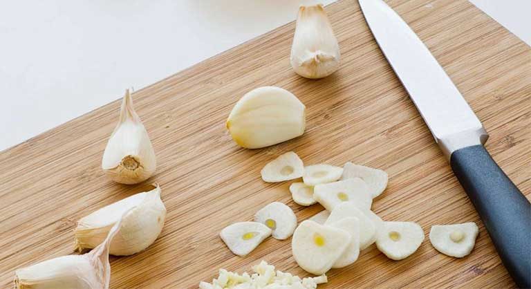 Trị mụn bằng tỏi tươi có thật sự hiệu quả