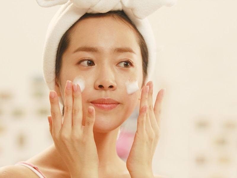 Việc hiểu rõ nguyên nhân gây mụn là bước đầu tiên để xây dựng một quy trình trị mụn phù hợp và hiệu quả cho làn da dễ bị dị ứng.