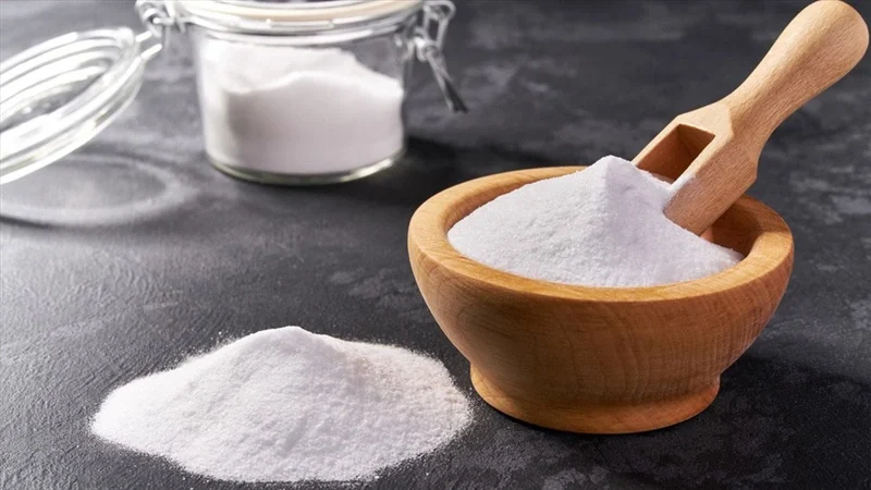 Mặc dù có nhiều lợi ích, baking soda vẫn tiềm ẩn nguy cơ nếu lạm dụng hoặc không tuân thủ quy trình chăm sóc da hợp lý