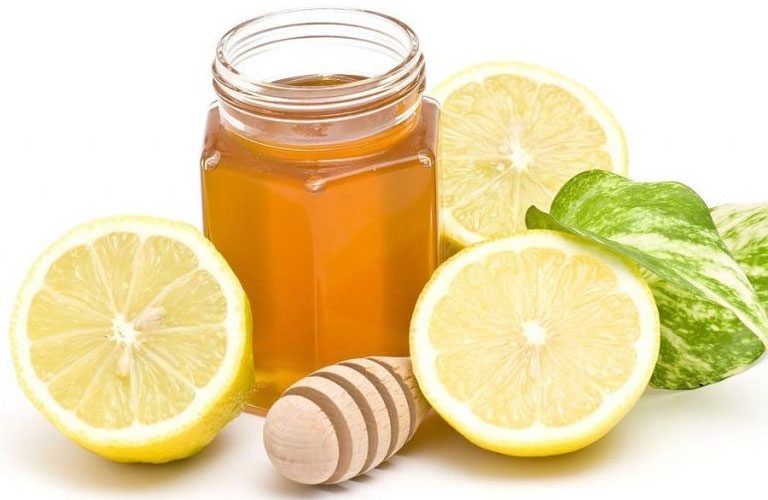 Mặc dù là nguyên liệu lành tính, việc sử dụng mật ong để điều trị tàn nhang vẫn cần tuân thủ một số nguyên tắc để đảm bảo an toàn và hiệu quả.