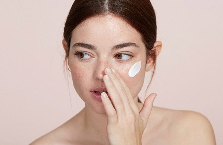 Việc sử dụng thiên nhiên nên đi kèm với chống nắng và dưỡng ẩm để bảo vệ toàn diện cho làn da nhạy cảm sau sinh.