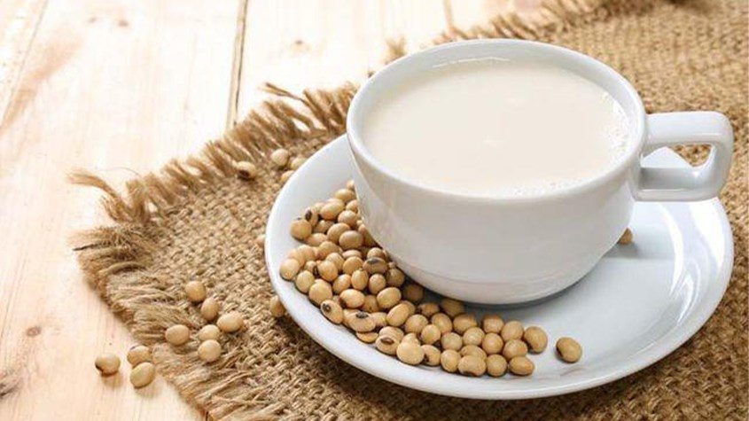Chính nhờ những dưỡng chất này, sữa đậu nành trở thành lựa chọn lý tưởng cho những ai tìm kiếm một phương pháp làm đẹp da từ bên trong.