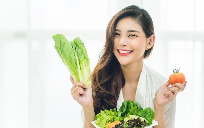 Ngoài việc chú trọng ăn gì để da đẹp vào mùa hanh khô, bổ sung nước không thể thiếu để giúp đẩy lùi các triệu chứng khô da nhanh chóng.