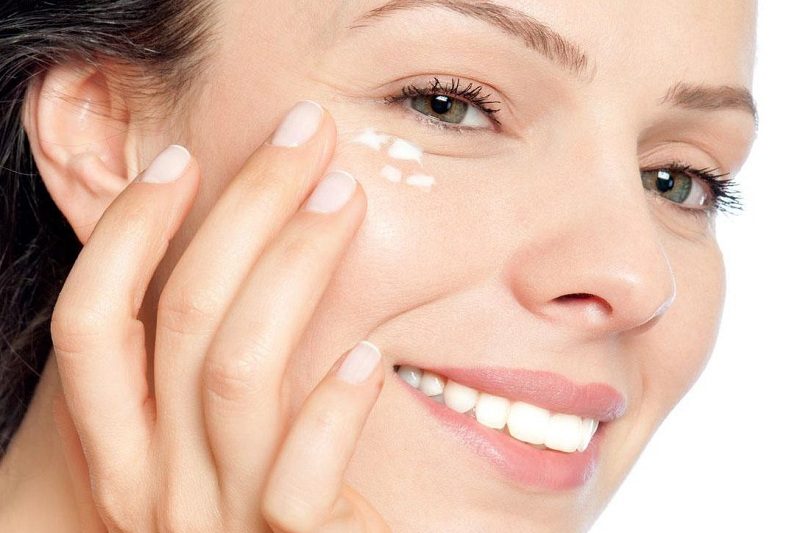 Sử dụng mặt nạ và serum tăng cường phục hồi da