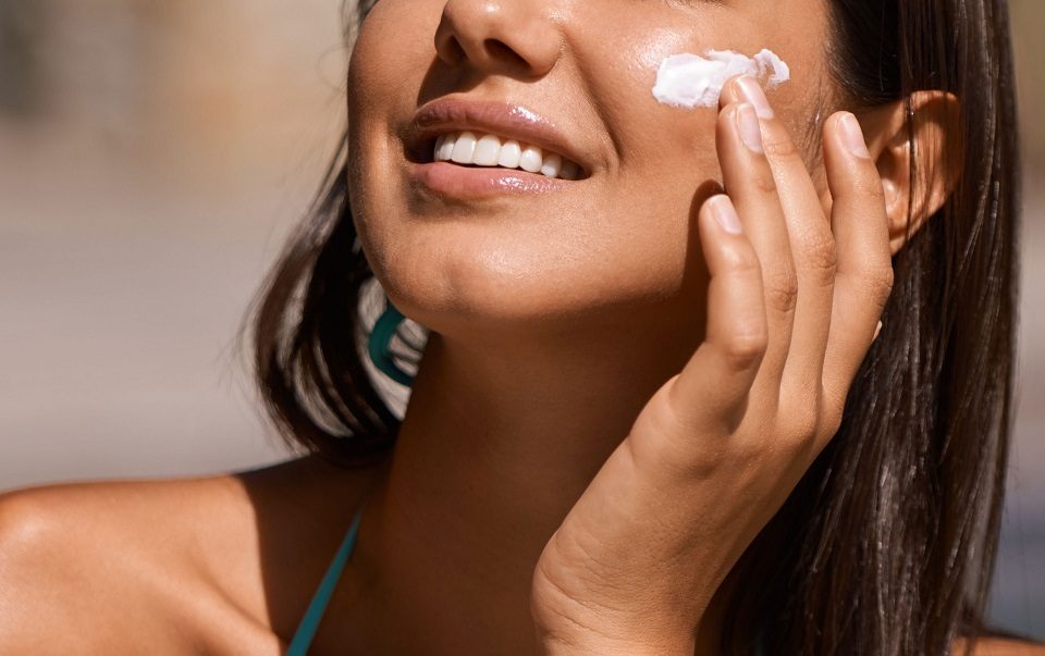 Sử dụng kem chống nắng mỗi ngày là cách bảo vệ da khỏi tia UV hiệu quả