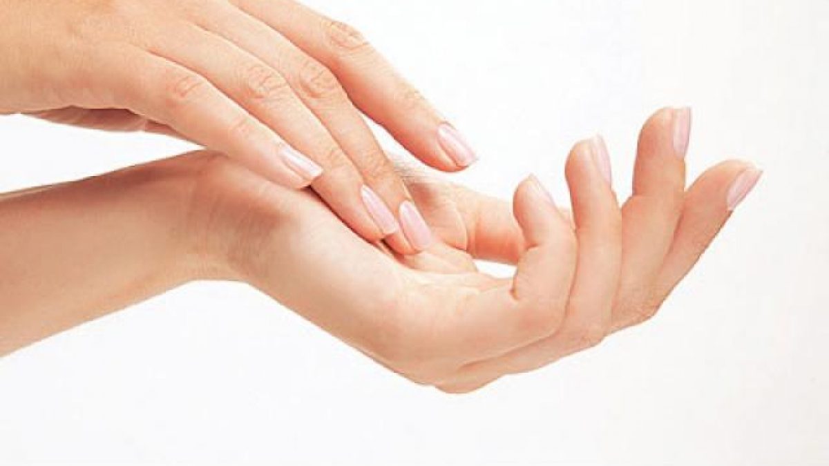 Chăm sóc da tay đúng cách hỗ trợ dưỡng chất phát huy tác dụng