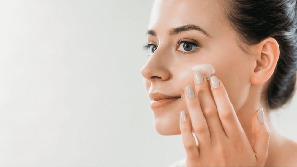 Sử dụng kem dưỡng là cách cấp ẩm cho da mùa thu nhanh chóng