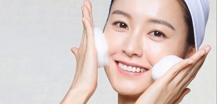 Làm sạch đúng cách giúp tránh tắc nghẽn lỗ chân lông và tạo cơ sở để các sản phẩm dưỡng ẩm phát huy tối đa hiệu quả.