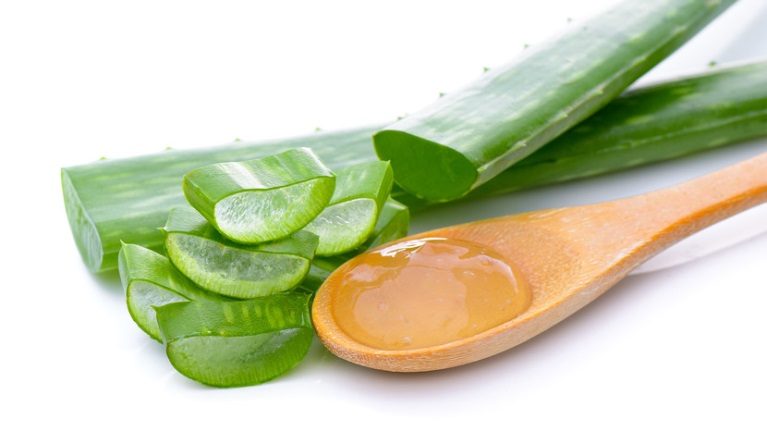 Sử dụng nha đam cũng là cách phục hồi da nhạy cảm khi thời tiết thay đổi hiệu quả