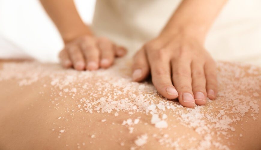 Tẩy da chết thường xuyên là cách trị mụn lưng ở tuổi dậy thì hiệu quả